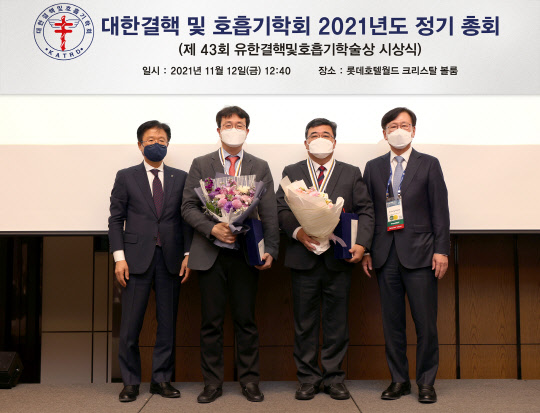 조욱제 유한양행 사장(왼쪽부터), 이승룡 교수(인광호 교수 대리수상), 용석중 교수, 권오정 회장이 유한결핵및호흡기학술상 시상식 후 기념촬영하고 있다.  유한양행 제공